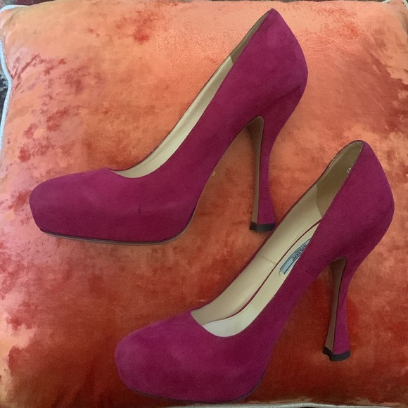 Prada heels. Gently worn. In fantastic shape! Made in Italy. 37.5 - Picture 2 of 6